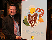 Wiesnchef Josef Schmid mit dem Siegesentwurf von Sarah Eigenseher und Hanna Hodžić, Nürnberg (©Foto. Martin Schmitz)